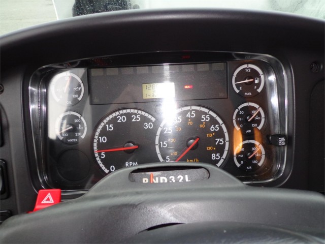 2005 FREIGHTLINER BUSINESS CLASS M2 106 