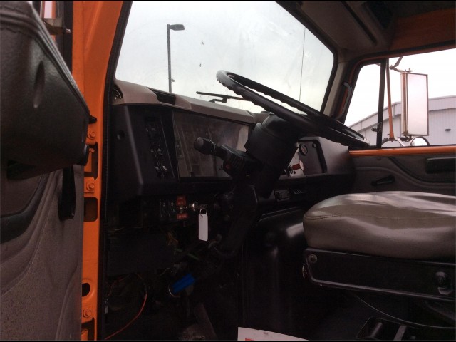 1999 INTERNATIONAL 2574 