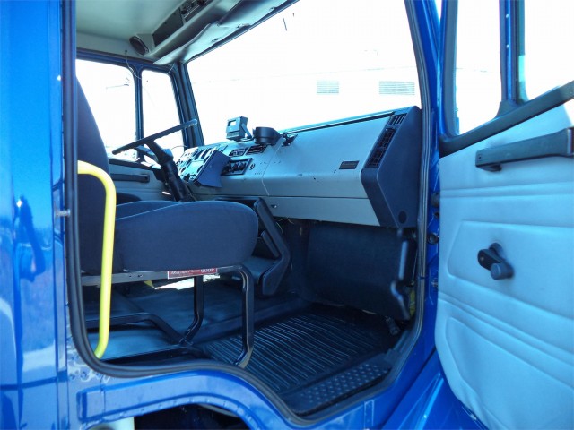 2000 FREIGHTLINER FL70 